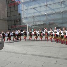 ショッピングセンター前で