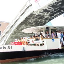 グランドカナルを行く便はこれよりもっと混雑！満員電車並み！