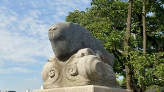 別名「ふぐ塚」、揮毫は岸信介です