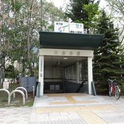 中島公園の入口にあります