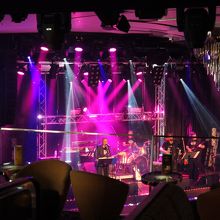 生バンドの演奏で、ダンスを踊れるバー