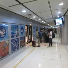スワプンナーム空港駅