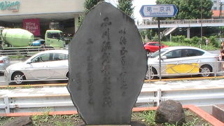 品川駅にひっそりたたずみ鉄道の歴史の一端を感ずる記念碑です