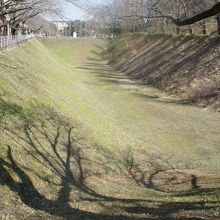 県三の丸庁舎前の空堀