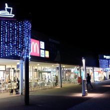 食べる所が殆どなく、駅前のフードコートかファミマくらい