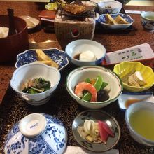 朝食も純和風　葉っぱが焦げて残念でした。