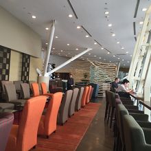 窓側の席に電源有り