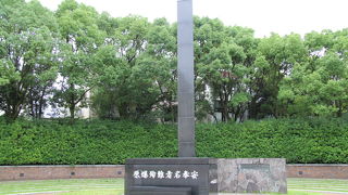 被爆中心地に立つ三角柱