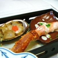 ここは本当に山なのか、と思うくらい立派なカニとアワビ