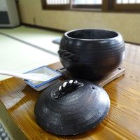 朝食の茶碗やお櫃が、南部鉄器みたいで素敵