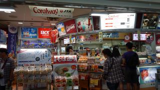 27番ゲートの前にあります