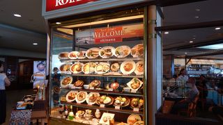 きれいな海と飛行機を見ながら食事