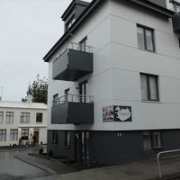 宿泊棟（画像手前）と受付棟。合間が駐車場になっています。