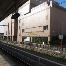 駅のホームからも見えるほどの近さです。