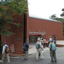 長谷川町子美術館に入館する人々。