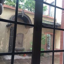 ゲーテハウス　キッチンから中庭を見た所。