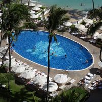 暑く照りつける太陽がキラキラする、自慢のプール。