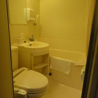 清潔、古め段差あり。歯ブラシ、櫛などアメニティーあり。