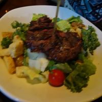 前菜のサラダ仕立ての牛カルビサラダです。勿論ミディアムで・・