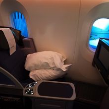 座席番号4Aと4Kは窓がない窓側です