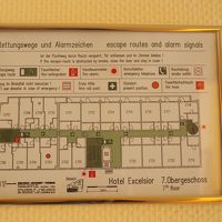 ツインベッドは広さの都合で並べて置けず。