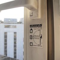 特徴的な窓。上からも横からも開きます。 