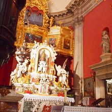 主祭壇にある銀の聖ヴラホ像