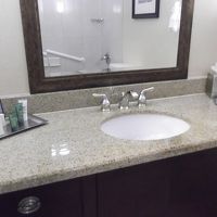 ボディクリームやせっけんでできたツボ押しがありました。