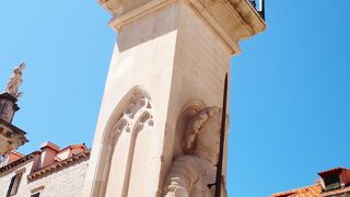 ルジャ広場に立つ自由の象徴