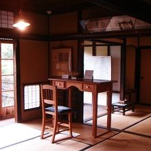 八雲の机。目が悪かったので、机面の高い特注品を作ったそうだ。