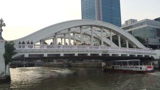 虹色のライトアップが綺麗