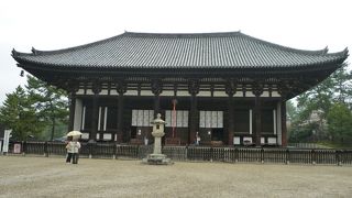 外観はちょっと地味だが国宝