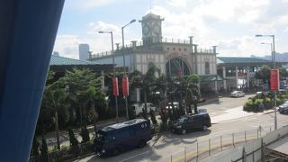 尖沙咀行のスターフェリー、離島行の船の発着所