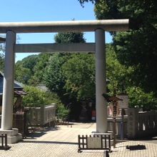 上野の森に続く深い緑の中にある