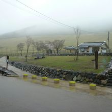 雨に煙る若草山