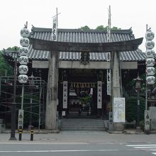 石造りの鳥居が立派な正門です。