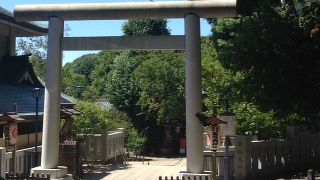 上野公園から不忍池に降りるあたりにあります