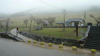 雨に煙る若草山