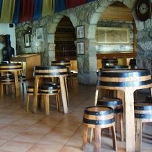 樽から作った椅子やテーブルがかわいらしい。