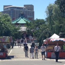 夏の暑い中、緑に映える弁天堂