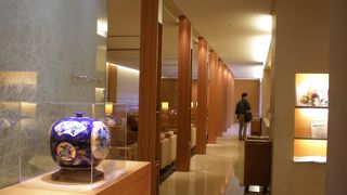 落ち着いた雰囲気のラウンジ