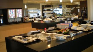 広いラウンジでした