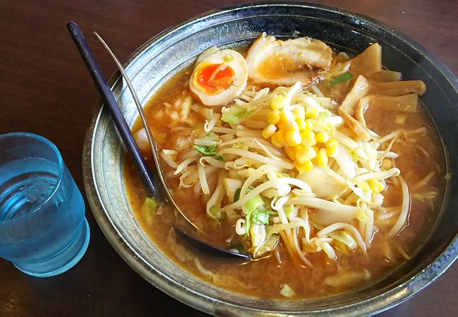 店１番人気の灯台ラーメンはボリューミー