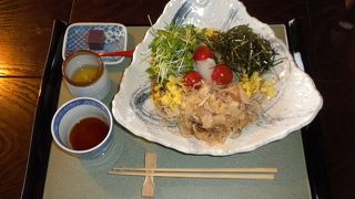 百日紅の並木道沿いにある蕎麦処「百日紅」