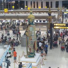 手荷物検査場前から見たチェックイン・カウンター