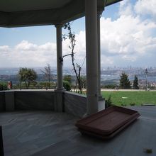 ベンチに座ってくつろげますがベンチはいっぱいでした