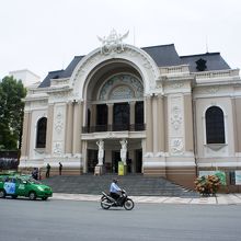 横断の際はバイクに注意