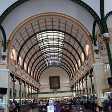 観光客と地元利用客がいる不思議な空間