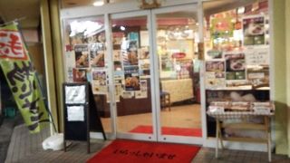 おにぎり、弁当が買えます。