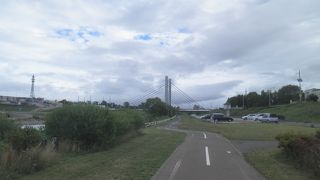 橋の下にウォーターパーク